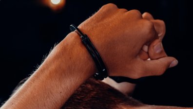 Трима от Великотърновско биха жена, откраднаха златните ѝ накити