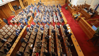 Парламентът заседава извънредно за промените в Закона за енергетиката