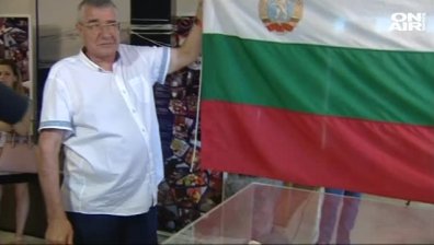 НИМ прие първия български трибагреник, развят преди 30 години на Антарктида