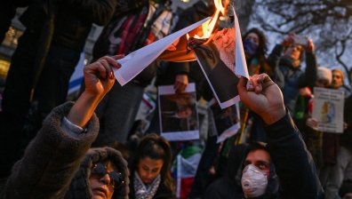 "Напуснете страната": САЩ обмислят удари в Иран, докато Техеран иска преговори с Тръмп