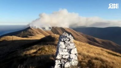 Български и сръбски пожарникари се борят със стихията над Чипровци
