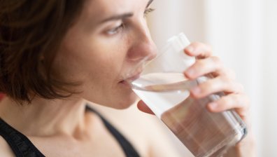 Колко вода трябва да пием на ден и кога количеството става опасно
