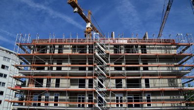 HelpBook сигнали: Строителна дейност посред нощ, опасни условия на труд