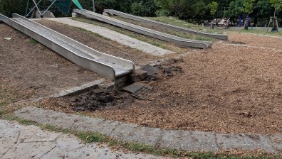 Иновативни пързалки за децата в Бургас: Свършват в кален трап