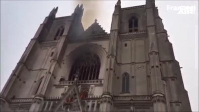 Пожар избухна в катедрала в Нант, близо 70 огнеборци го гасят (+Видео)