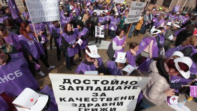 Нови обещания за повече пари за здравните работници