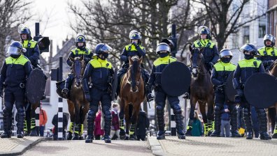 Сблъсъци между полиция и протестиращи срещу ковид мерките в Хага