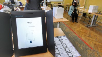 Министър Йоловски лично започна процедура по удостоверяване на машините за вота