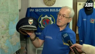 Бургаски полицай събира фуражки от цял свят