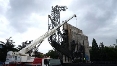 Запалиха крана, който демонтира паметника "1300 години България"