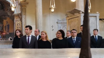 Петков подари на папата изработена от вълна сцена от Рождество Христово