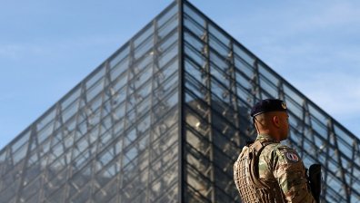 Обирът в Лувъра: Още арести на крадци, но бижутата липсват