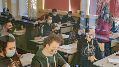 Училища и градини работят все по-трудно, расте броят на преподавателите под карантина