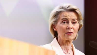 Две групи в ЕП поискаха оставката на Лайен: Превърнахте ЕС в бумащина