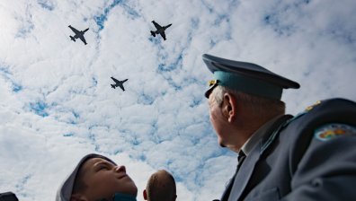 Зрелищен парад по повод Деня на храбростта събра стотици граждани в София