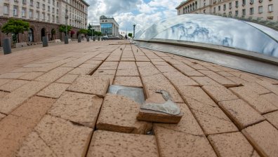 Ларгото в София пак плаче за ремонт... Счупени плочки, разместени павета&hellip;