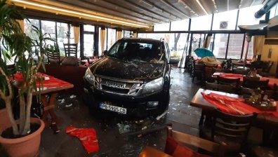 Шофьор се заби с джипа си в заведение в Пловдив (+СНИМКИ)