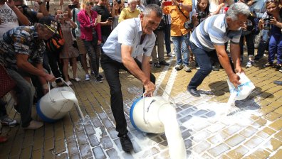 Горяща вълна и локви мляко: Фермерите настояват за оставки!