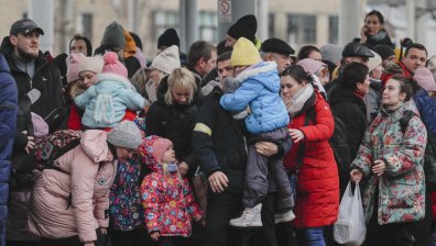 Великобритания дава по 350 паунда ежемесечно на хора, настанили бежанци от Украйна