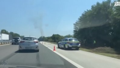 Голям пожар гори край АМ "Тракия", наблизо кола се обърна в канавката (+ВИДЕО)