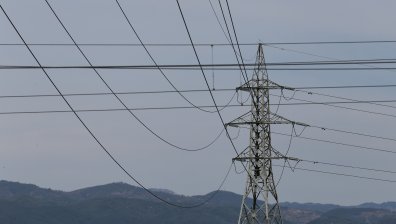 Работодателите с гневно писмо до Петков, недоволни от компенсациите за тока