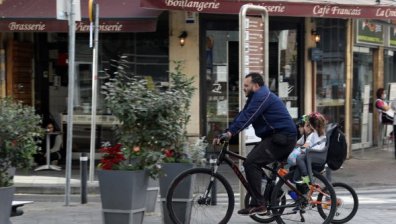Моловете в Гърция отвориха,  само ваксинирани на църква в Кипър