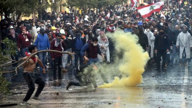 Ожесточени сблъсъци на протестите в Бейрут, 400 са ранени (+Видео)