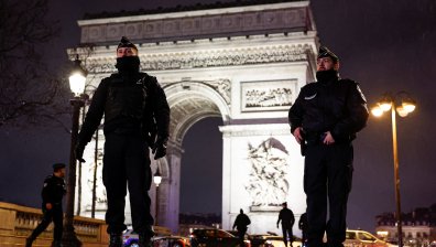 Полицията простреля четири пъти въоръжен мъж край Триумфалната арка в Париж