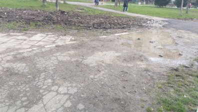 Кални локви и гърбици по асфалта след ремонт на алея в София