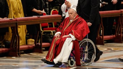 Папата отслужва среднощна литургия по повод Възкресение Христово