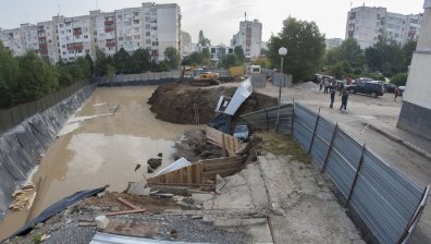 Спряха строежа "погълнал" кола в "Овча купел"
