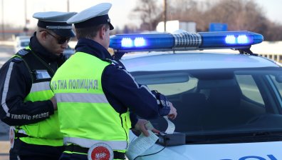 Серия от инциденти на "Тракия", верижна катастрофа и обърната кола затрудняват движението