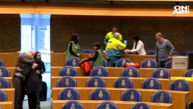 Мъж се хвърли от балкона на холандския парламент