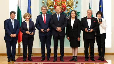 Радев връчи Почетния знак на президента на видни български творци, учени и общественици