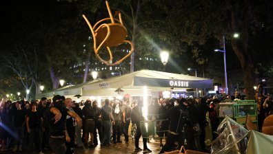 Гневът в Барселона: Протестиращи запалиха пожари и атакуваха полицията (СНИМКИ)