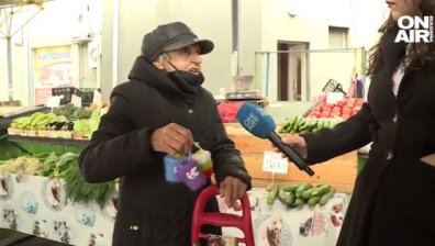 Като няма великденски, баба Мария продава плетива: Ако продам нещо, ще си купя месце
