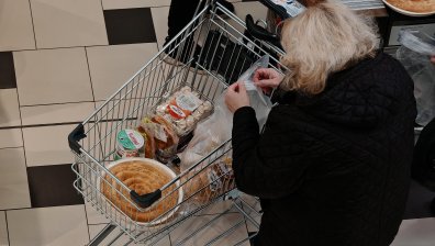 Министърът на икономиката обяснява в НС поскъпването на стоки и услуги