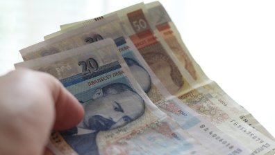 Държавни служители с орязани бонуси заради хоум офиса
