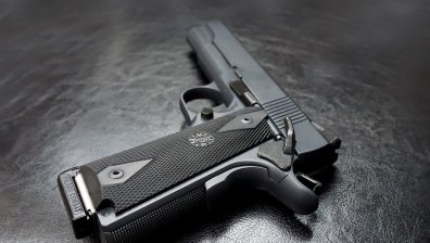 Тийнейджъри стреляха с пистолет по коли и жилища в Плевен