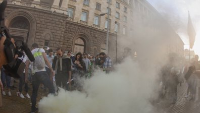 Арестуваха протестиращ, счупил стъкло на кола край БНБ