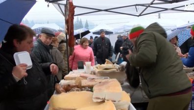 Празникът на сланината и греяната ракия в Априлци отново събира хора от цялата страна