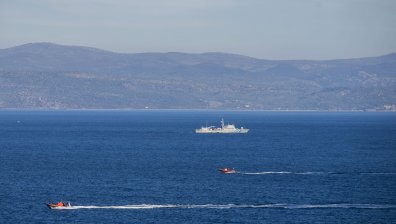 Силен вятър преобърна товарен кораб край Лесбос, 13 души са в неизвестност
