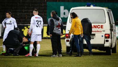 След инцидента с вратаря на "Славия": Защо врати на линейка не се отвориха с минути?