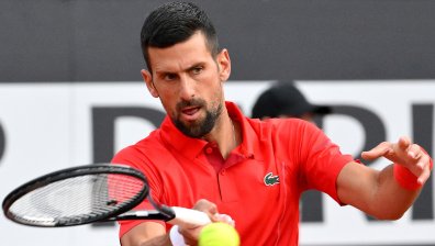 Уцелиха Новак Джокович с шише в главата след победата му в Рим (+ВИДЕО)