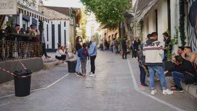 На заведение в Гърция - само след SMS, 300 евро е глобата за неносене на маска