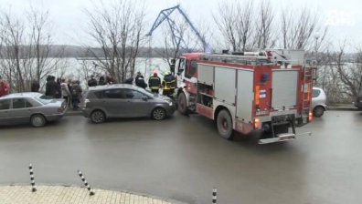 Кола с дете почти се вряза в ЖП релси - машината потеглила сама