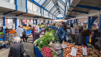 Доходите ни са скочили с близо 10%, но харчим повече за поскъпналия живот