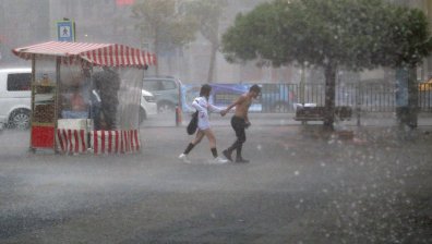 Проливен дъжд наводни улици и жилища в Турция, засегната е и инфраструктура