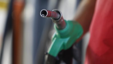 Внасяме все по-малко руски петрол, скъп ни е