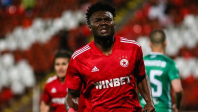 Титуляри на ЦСКА висят с картони за финала с "Левски"